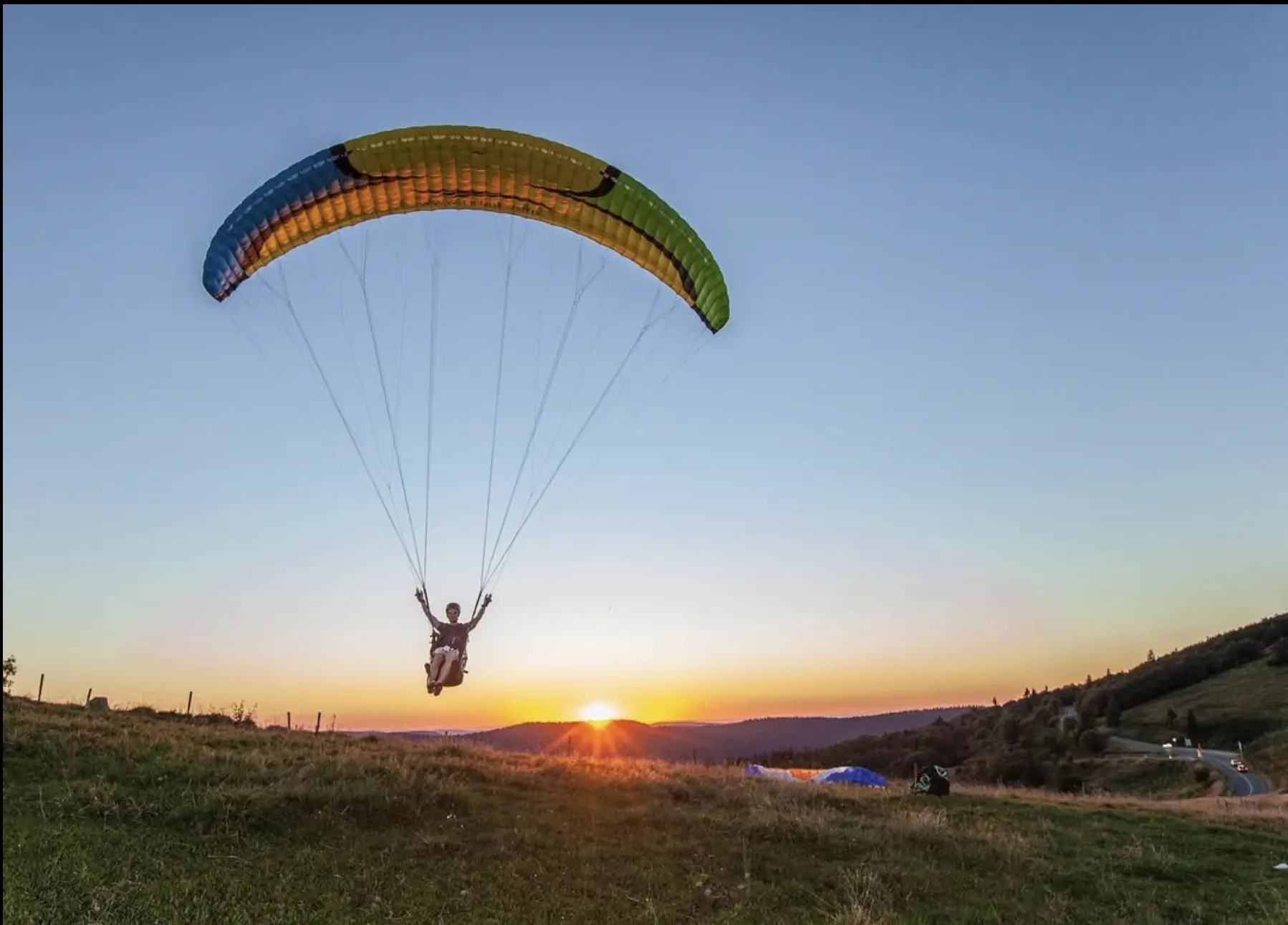 Décollage en parapente au coucher de soleil dans les Vosges - Tijoe, web designer à Mulhouse