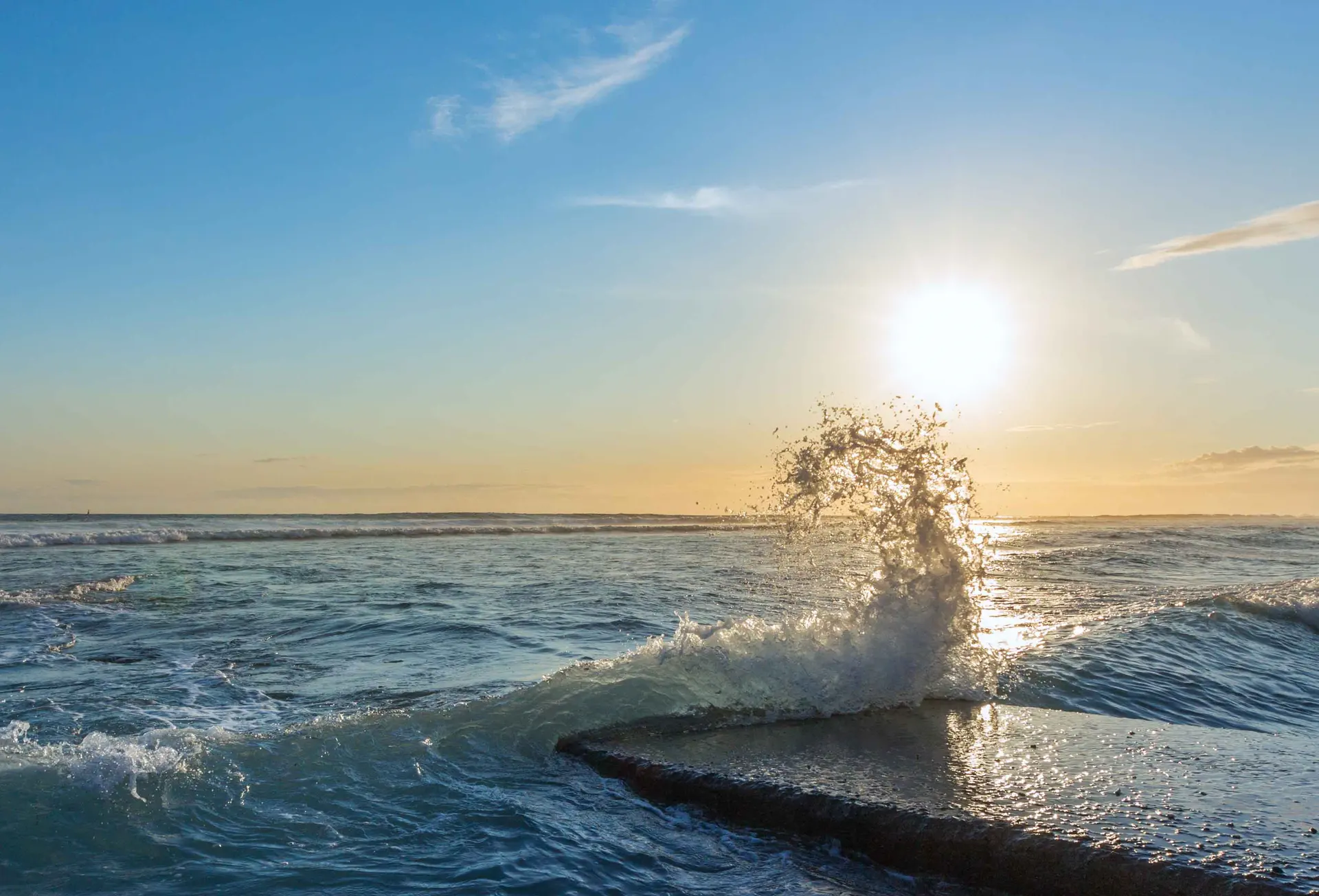Vague capturée au lever du soleil par Tijoe, photographe et concepteur de site web à Mulhouse