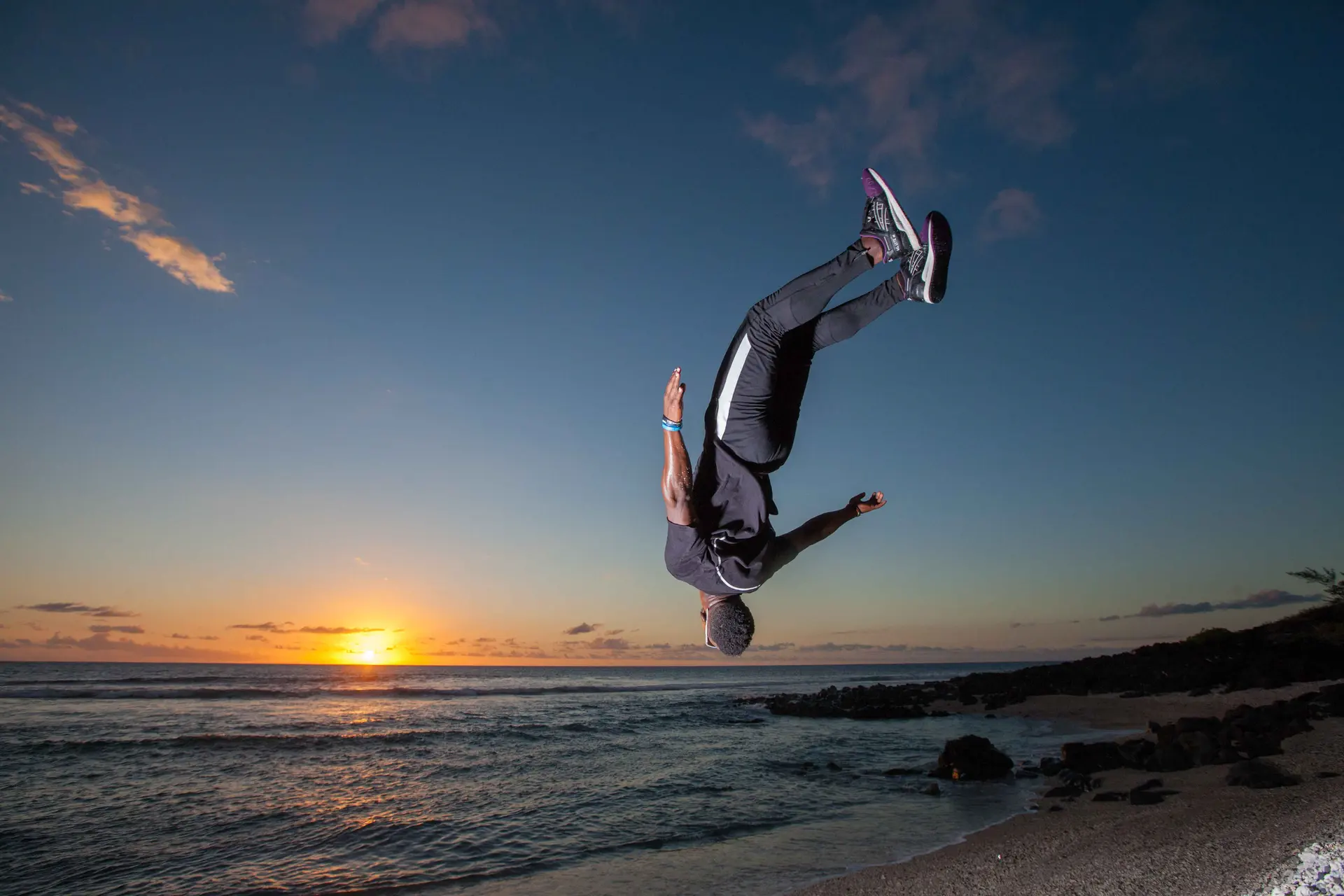 Saut acrobatique sur la plage au coucher du soleil - Photo par Tijoe, photographe et web designer à Mulhouse