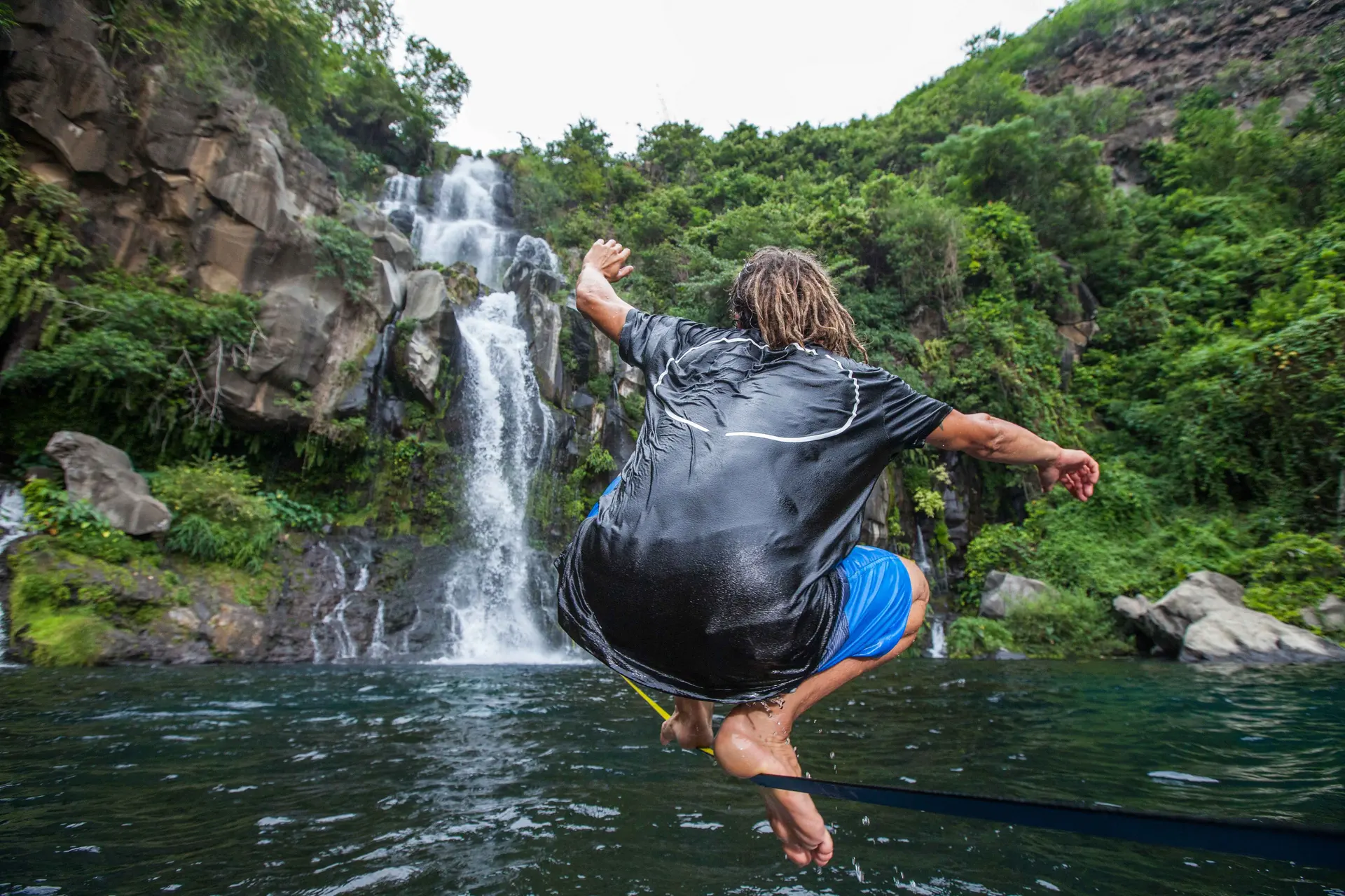 Slackline devant une cascade tropicale – Photo dynamique par Tijoe, photographe et web designer à Mulhouse