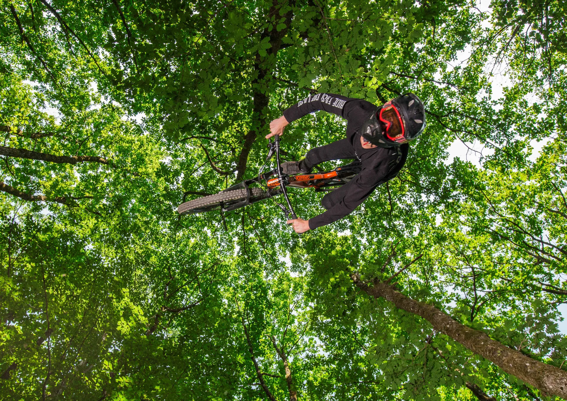 cycliste freestyle en saut dans la forêt – photographie de sport extrême
