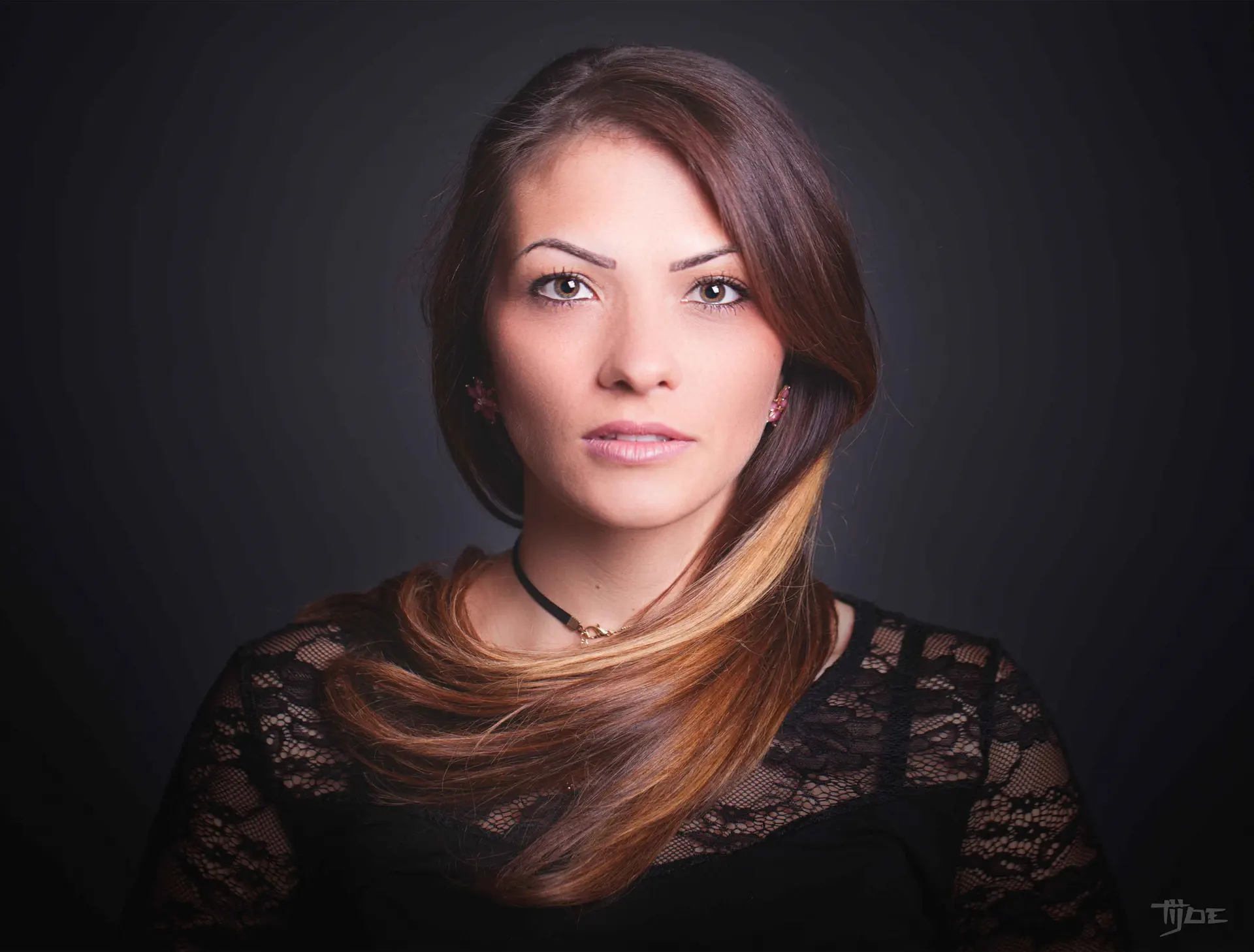 Portrait d'une femme en studio sur fond noir réalisé par Tijoe, photographe à Mulhouse