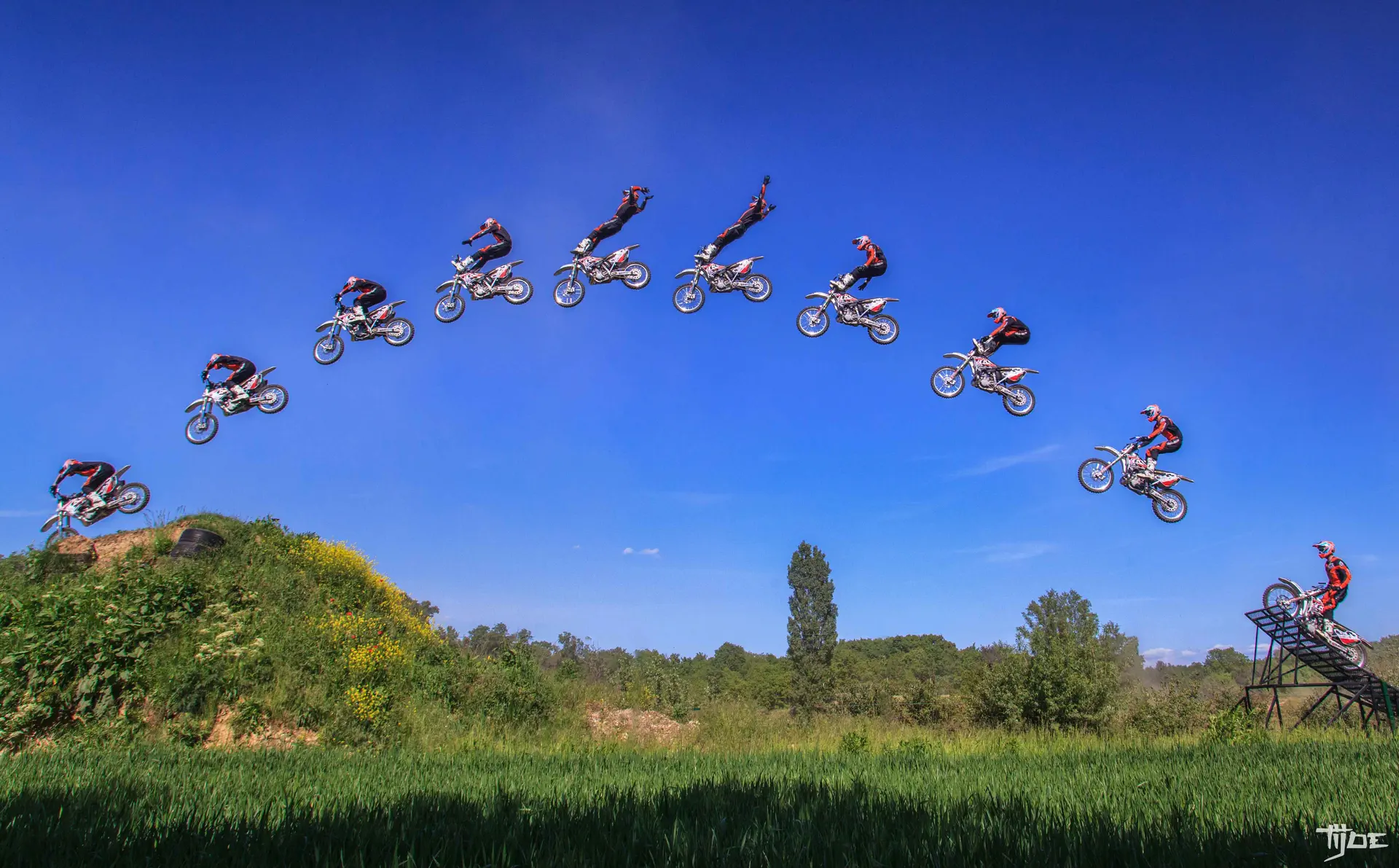 Séquence en rafale d’un saut en motocross - Photo dynamique par Tijoe, photographe et web designer à Mulhouse
