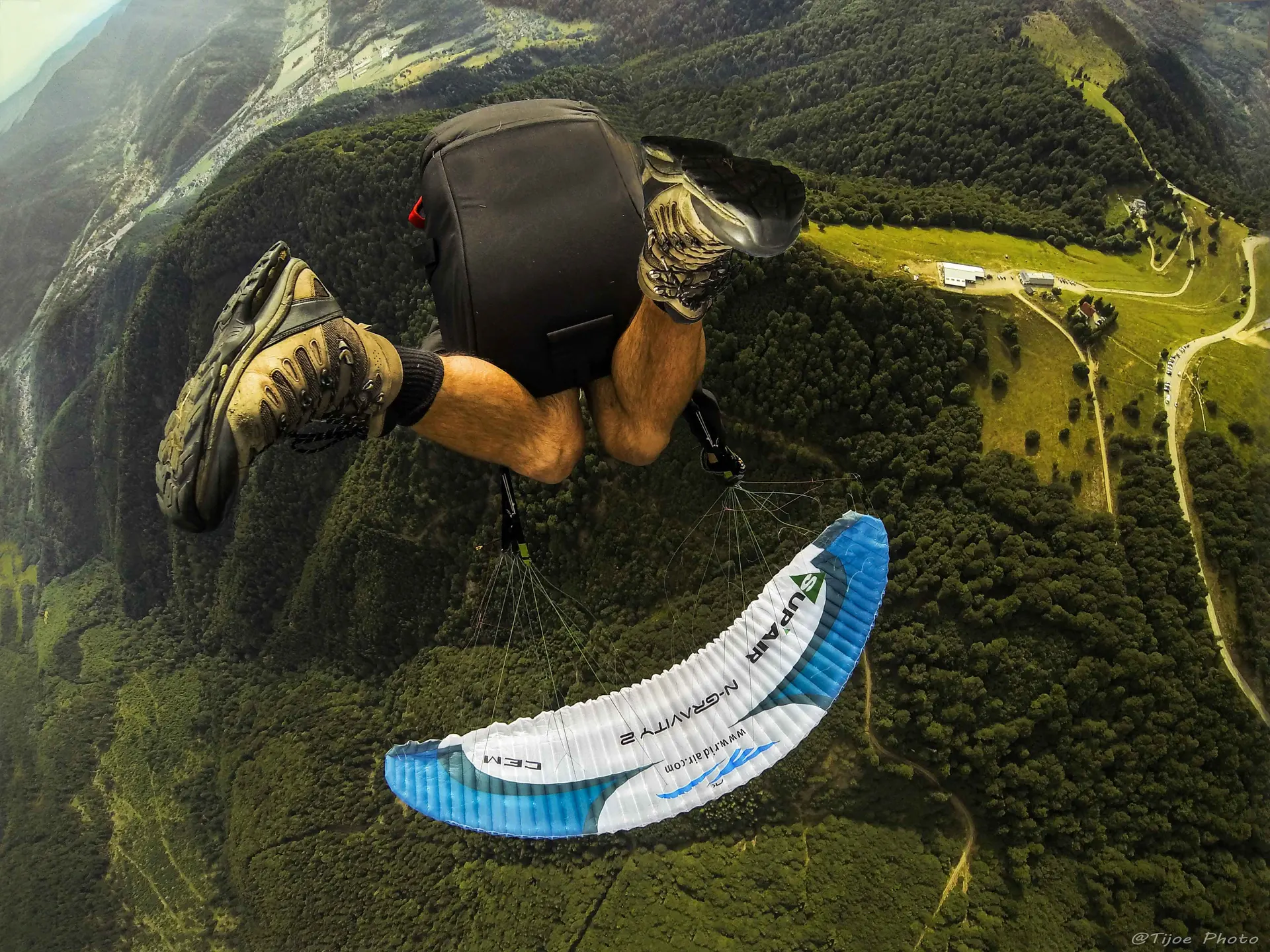 Vue en vol de parapente au-dessus des montagnes - Photo aérienne par Tijoe, photographe et web designer à Mulhouse