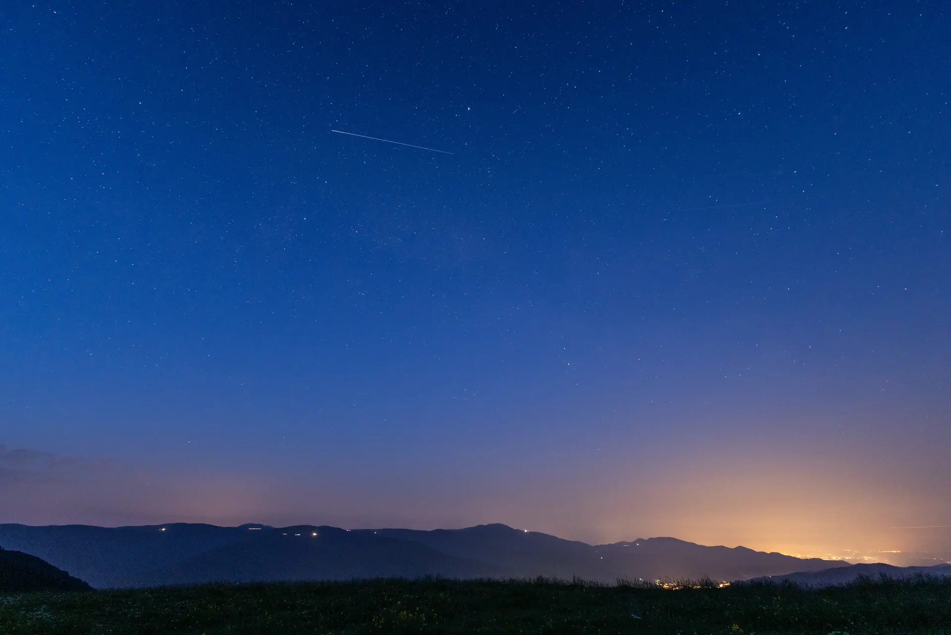 Étoile filante dans le ciel nocturne des Vosges - Photographie par Tijoe, web designer à Mulhouse