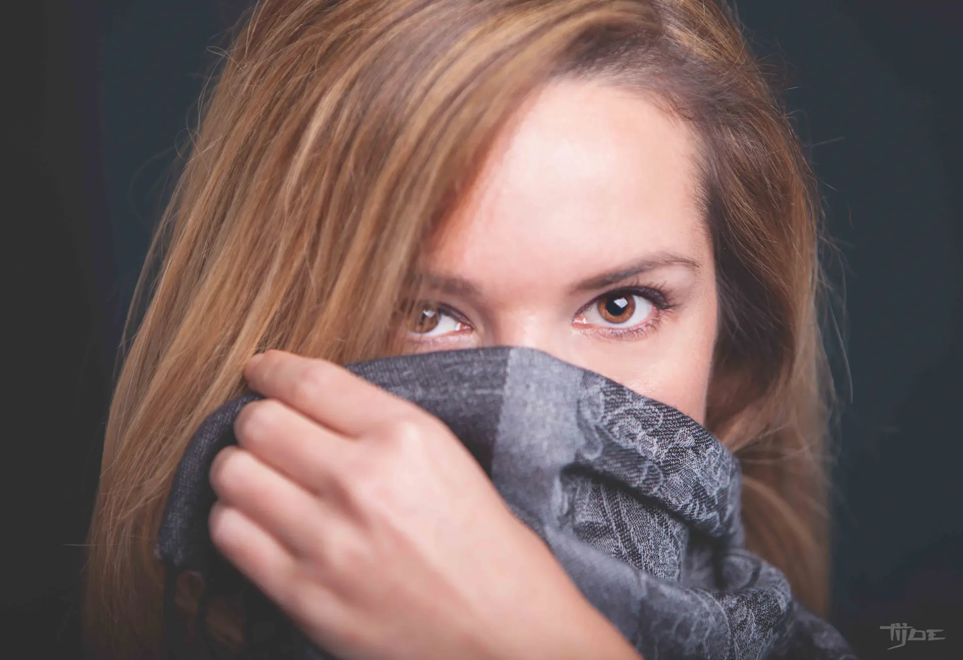 Portrait artistique d’une femme avec regard intense, réalisé par Tijoe, photographe professionnel et concepteur de site web à Mulhouse