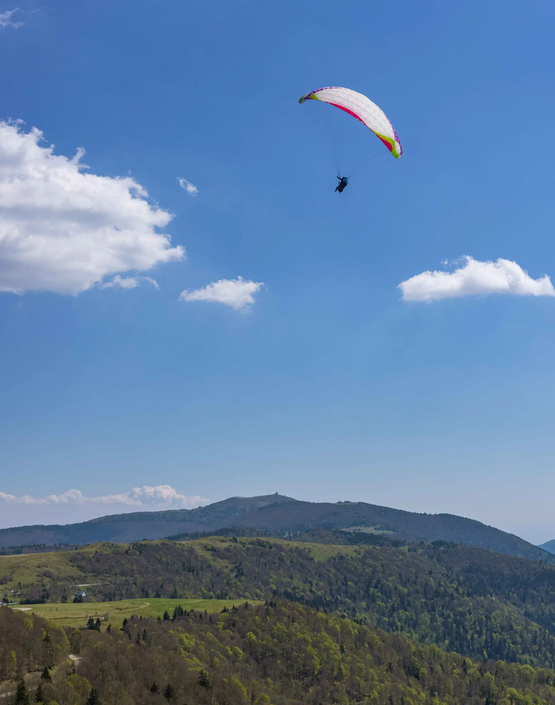 Paysage aérien dans les Vosges avec parapente - Tijoe, Web designer à Mulhouse